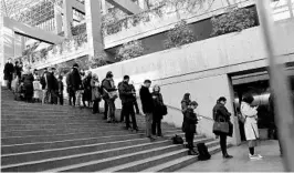  ?? DON MACKINNON/GETTY-AFP ?? Media and the public line up outside court Friday for Meng Wanzhou’s hearing.