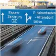  ?? FOTO: DPA ?? Die A 40 führt mitten durch die Innenstadt von Essen – und belastet dort die Luft.