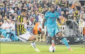  ??  ?? Gregory van der Wiel van Fenerbahçe (l) en Terence Kongolo van Feyenoord strijden om de bal. (Foto: De Telegraaf)