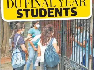  ?? PHOTOS: MANOJ VERMA/HT ?? First preference for offline classes are being given to final year students with practical sessions