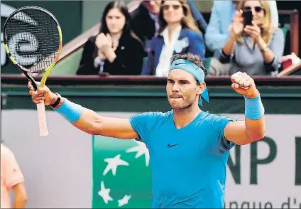  ?? FOTO: EFE ?? Rafa Nadal cerró al tercer punto de ‘match’, tras salvar cuatro bolas de set en el ‘tiebreak’, contra un agresivo Simone Bolelli.