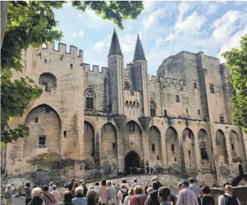  ?? FOTO: BERND ADLER ?? Der Papstpalas­t in Avignon ist zwar nicht das bekanntest­e, aber das prägendste Bauwerk der südfranzös­ischen Stadt. Im Mittelalte­r waren die Ravensburg­er Fernhandel­sfamilien in der Provence sehr aktiv.