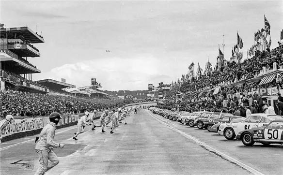  ?? Getty Images/Bernard Cahier ?? Seit beinahe hundert Jahren fasziniert Le Mans die Massen, auch auf der Leinwand. Hier der Start von 1968.