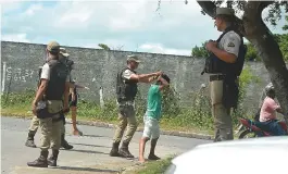  ??  ?? Segurança foi reforçada no bairro de Nova Vitória com 200 policiais