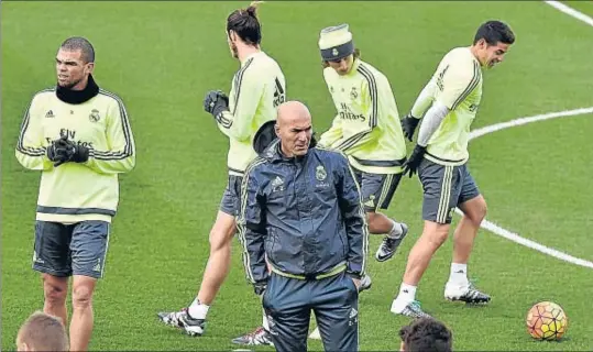  ?? GERARD JULIEN / AFP ?? Zinédine Zidane (al centre) a l’entrenamen­t d’ahir del Reial Madrid