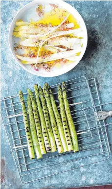  ?? FOTO: WOLFGANG SCHARDT/DPA ?? Spargel muss nicht kochen. Er kann auch roh gehobelt und mariniert werden (oben). Oder er kommt einfach auf den Grill (unten). Dafür eignet sich grüner Spargel besonders gut.