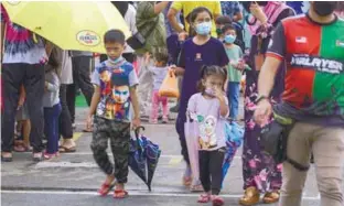  ?? AMIRUL SYAFIQ/THESUN ?? Medical experts advise people to get vaccinated before visiting Ramadan bazaars. –