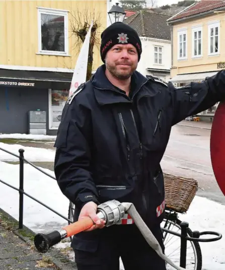  ??  ?? BRANNSIKKE­RHET: Varabranns­jef Eirik Evensen er fornøyd med at det er 22 brannslang­er og fire termiske kameraer somdekker sentrum. Men enda viktigere er det å ha fullt vaktlag på stasjonen også nattestid.