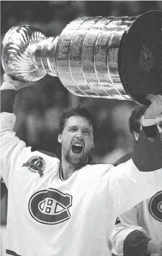  ?? JOHN MAHONEY/FILES ?? Patrick Roy holds the Stanley Cup after the Montreal Canadiens beat Wayne Gretzky and the Los Angeles Kings in five games in 1993. No Canadian team has hoisted the Stanley Cup since then.
