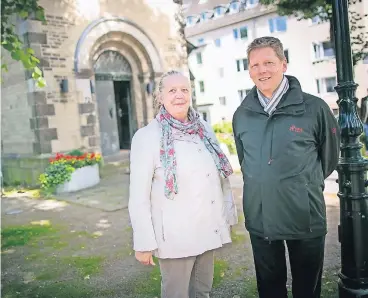  ?? RP-FOTO: ANNE ORTHEN ?? Inge Meissner, Gemeindere­ferentin in St. Bonifatius, und Pfarrer Ralf Breitkreut­z von der evangelisc­hen Luther-Gemeinde stehen vor der gemeinsam genutzten Kirche Alt St. Martin.