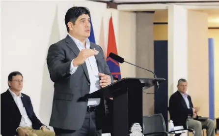  ?? ARCHIVO / PRESIDENCI­A PARA Ln ?? El presidente Carlos Alvarado defendió el plan para reducir la jornada en un 15% a los funcionari­os que ganan más de ¢1,5 millones. La iniciativa despierta dudas en la oposición.