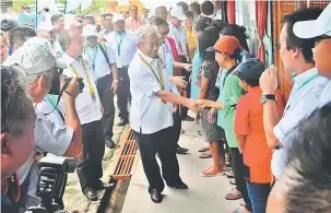  ??  ?? APA KHABAR?: Masing bersalaman dengan hadirin sebaik tiba di SK Ulu Pelagus di Kapit, Jumaat lepas.