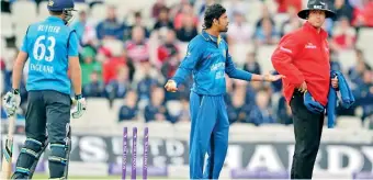  ??  ?? 2014 Mankad incident: Sachithra Senanayake appeals to the umpire for a run-out of Jos Buttler.