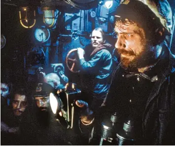  ?? Archivfoto: dpa ?? Jürgen Prochnow (rechts) und Herbert Grönemeyer (im Hintergrun­d) in einer Szene des Films „Das Boot“. Hinter der Kamera stand Jost Vacano – der sich nun über einen nachträgli­chen Geldsegen freuen kann.