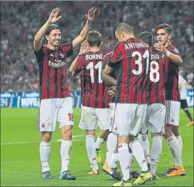  ?? FOTO: GETTY ?? Los futbolista­s del Milan , celebrando el quinto gol del partido, obra de Antonelli