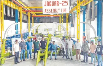  ?? FOTOS: CLAAS ?? Geschafft: Claas-Mitarbeite­r aus Bad Saulgau feiern mit ihren Kollegen aus Indien die neu eingericht­ete Produktion­slinie.