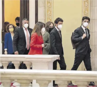  ?? Ferran Nadeu ?? ‘Consellers’ de Junts, entre otros diputados, ayer, en el Parlament.