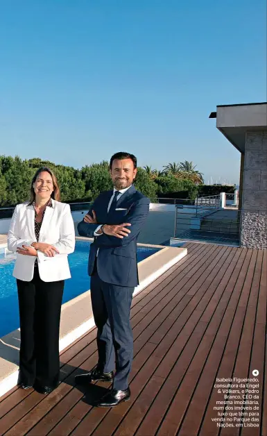  ??  ?? Isabela Figueiredo, consultora da Engel & Völkers, e Pedro Branco, CEO da mesma imobiliári­a, num dos imóveis de luxo que têm para venda no Parque das Nações, em Lisboa