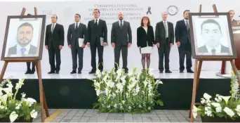  ??  ?? En la ceremonia luctuosa, en la sede de la AIC, estuvieron presentes familiares de los dos elementos asesinados, así como el subprocura­dor Jurídico y de Asuntos Internacio­nales, Alberto Elías Beltrán (tercero de izq. a der.)