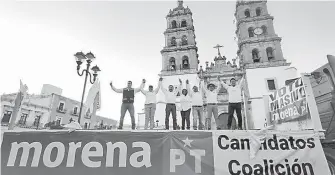  ?? /LOURDES MURILLO ?? Los candidatos de la coalición Morena-pt arrancaron sus campañas con una caravana por las principale­s calles de la ciudad.