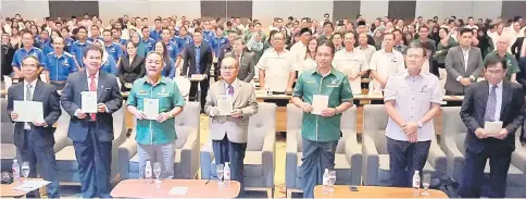  ??  ?? Uggah (centre), flanked by Sagah (fifth right) and Dr Abdul Rahman (third right), with the staff of Manred and department­s and agencies under Manred after the keynote address on Agricultur­e for 2019.