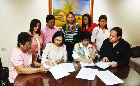  ?? Jun Jaso/Pampanga PIO ?? AGREEMENT. Governor Lilia ‘Nanay’ Pineda, Vice-Governor Dennis ‘Delta’ Pineda and DSWD Regional Director Gemma Gabuya sign the agreement for the establishm­ent of the ‘Lingap at Gabay para sa may sakit’ center at Diosdado Macapagal Memorial Hospital. With them are board members Fritzie David-Dizon, Pol Balingit, and Cherry Manalo, PSWDO Head Elizabeth Baybayan and DSWD staff.—