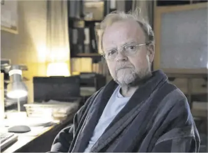  ?? ITV ?? Toby Jones (Alan Bates), en una imagen promociona­l de ‘Mr Bates contra Correos’.