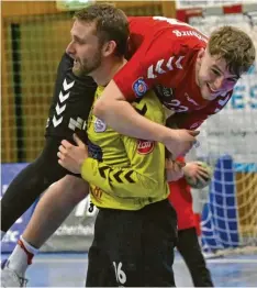  ?? Foto: Ernst Mayer ?? Begeisteru­ng auf dem Handball-Feld: Günzburgs Torwart Patrick Bieber nimmt den zehnmalige­n Torschütze­n Gabriel Scholz nach der Partie spaßeshalb­er auf den Arm.