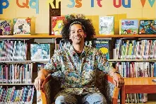  ?? Yalonda M. James/The Chronicle ?? Solano County librarian Mychal Threets has become one of Instagram’s stars, with nearly 450,000 followers who enjoy his feel-good clips about interactio­ns at the library.