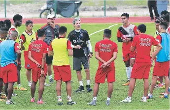  ?? FOTOS: JUAN SALGADO ?? EL EstrAtEGA CArLOs REstrEPO sE rEuNIÓ AyEr CON su EquIPO EN LA CANCHA DE UNItEC.