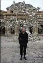  ??  ?? L’artiste Subodh Gupta dans la cour d’honneur de la Monnaie de Paris.
