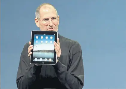  ??  ?? El primer día. Steve Jobs en enero de 2010, al presentar el iPad 1, primera tableta que fue un éxito.