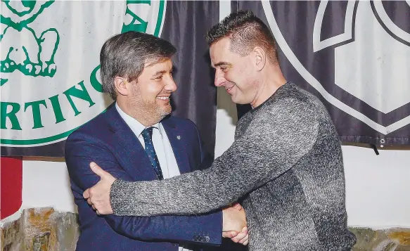  ??  ?? Em tempos, tudo eram sorrisos entre o antigo presidente do Sporting, Bruno de Carvalho, e o ex-líder da Juventude Leonina, Fernando Mendes