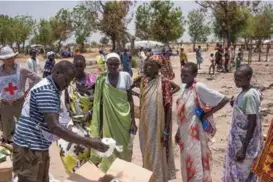  ?? STRINGER, NTB SCANPIX
FOTO: ?? Kvinner i Sør-Sudan får mat av hjelpearbe­idere fra Røde Kors.