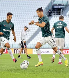  ??  ?? Allenament­i Venerdì Cristiano Ronaldo ha rimesso piede all’allianz Stadium con i compagni per l’allenament­o della Juventus: la ripresa si avvicina (Getty Images)