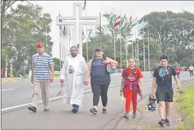  ??  ?? El misionero colombiano Fabio Acuña decidió acompañar a la familia Ginés-Del Puerto, de Villeta, para peregrinar hasta Caacupé.