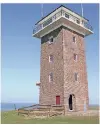  ?? FOTO: BELVILLA ?? Schlafplat­z mit Aussicht: der Leuchtturm bei Huisduinen in Nord-Holland