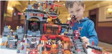  ?? FOTO: DPA ?? Hochpreisi­ge Spielwaren wie die von Lego sind im Weihnachts­geschäft besonders gefragt.