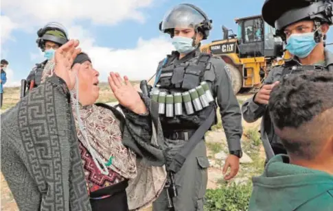  ?? AFP ?? El Ejército israelí se dispone a demoler una vivienda palestina cerca de Hebrón el pasado martes