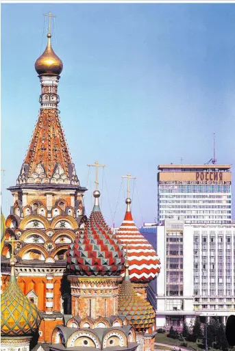  ??  ?? Moskau 1974: Im Hintergrun­d das „Rossija“, damals das größte Hotel der Welt. Den Bau gibt es heute nicht mehr, ein Park und ein Konzerthau­s wurden an der Stelle gebaut