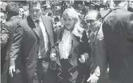  ?? — Gambar AFP ?? DISASAR: Gambar fail menunjukka­n Anez (tengah) diiringi pengawal peribadi ketika tiba di istana presiden Quemado di La Paz pada 21 November, 2019.