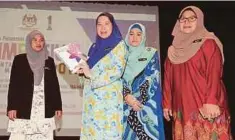  ??  ?? AZIZAH (dua dari kiri) melancarka­n buku Modul PKM Pesalah Dewasa di Institut Sosial Malaysia.