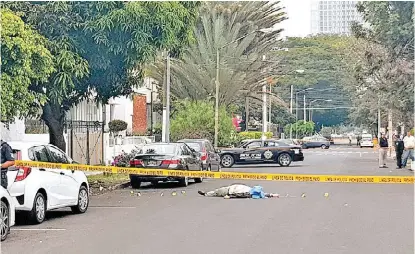  ?? ESPECIAL ?? A unos pasos de la avenida Vallarta quedó tendido el cuerpo de un varon asesinado ayer a tiros