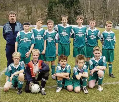  ?? Photo: FC Green Boys 77 Harlange-Tarchamps ?? Chris Philipps (debout, deuxième en partant de la droite) doit beaucoup à Marco Cornaro qui l’a entraîné chez les jeunes à Harlange-Tarchamps avant qu’il parte une saison à Etzella.