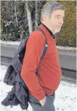  ?? FOTO: GEMPP ?? Rolf Schiller benutzt seinen Jackenbutl­er schon seit Jahren. Er geht damit zum Beispiel Wandern oder Langlaufen.