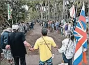  ?? DENNIS FUJIMOTO/THE GARDEN ISLAND ?? Dozens support the occupants of the Coco Palms property last month in Wailua on the island of Kauai in Hawaii.