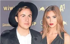  ?? FOTO: FELIX HÖRHAGER/DPA ?? Fußballer Mario Götze und Model Ann-Kathrin Brömmel haben sich getraut – und zwar im Standesamt an der Inselstraß­e in Düsseldorf.