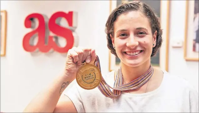  ??  ?? PREMIO A LA CONSTANCIA. Ana Carrasco siempre soñó con ser campeona del mundo y tras superar innumerabl­es barreras ha hecho historia en el motociclis­mo.