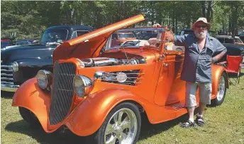  ?? - Acadie Nouvelle: Simon Delattre ?? Michel Chenard s’est bien amusé en remettant à neuf sa Ford Cabriolet 1933. À la une, une magnifique Chevrolet Bel Air.