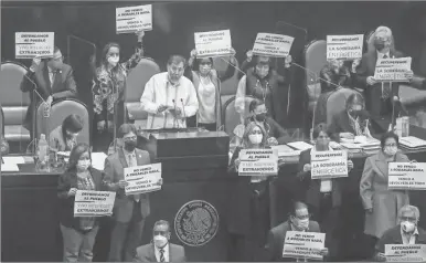  ??  ?? Diputados de Morena en su defensa de la reforma a la Ley de la Industria Eléctrica, durante la sesión en que se discutió el tema el lunes 23